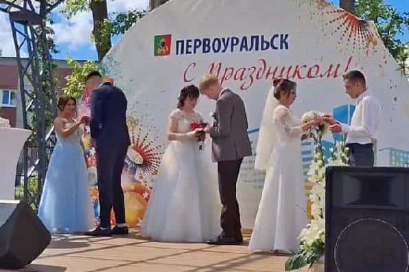 Жители Первоуральска отпраздновали в Театральном парке День семьи, любви и верности