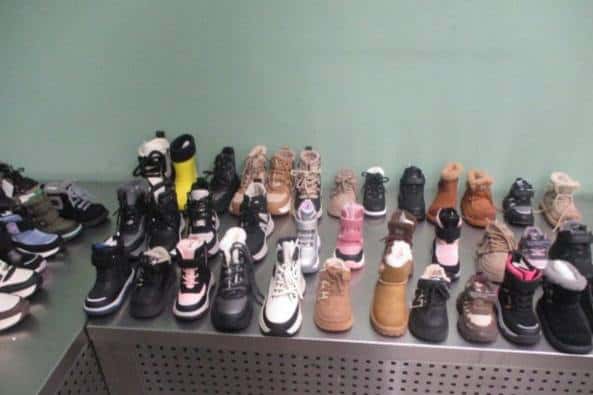 «Друг попросил»: свердловские таможенники остановили иностранца с 65 образцами обуви