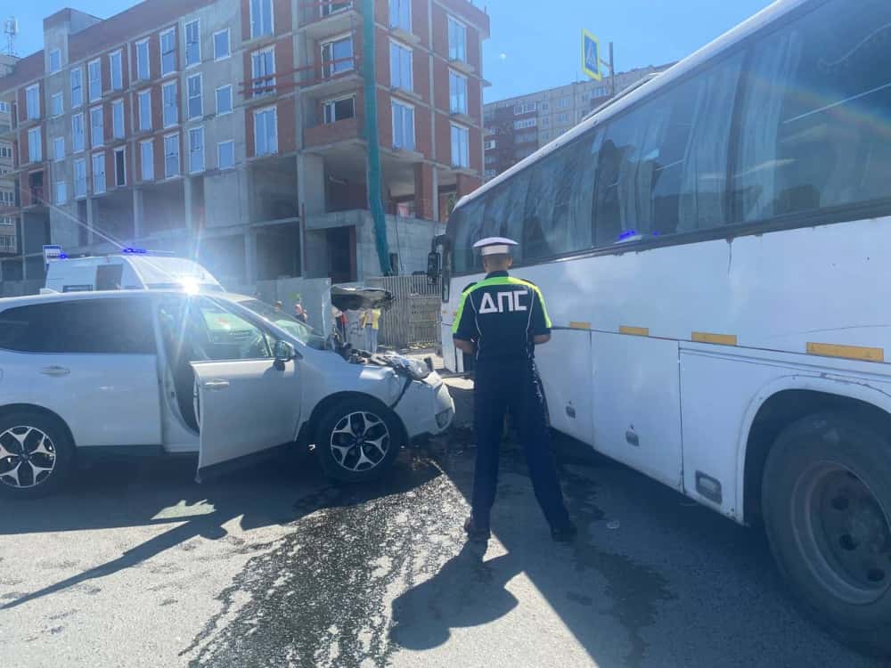 В Первоуральске водитель потерял сознание за рулём и спровоцировал аварию с участием автобуса и 40 пассажиров