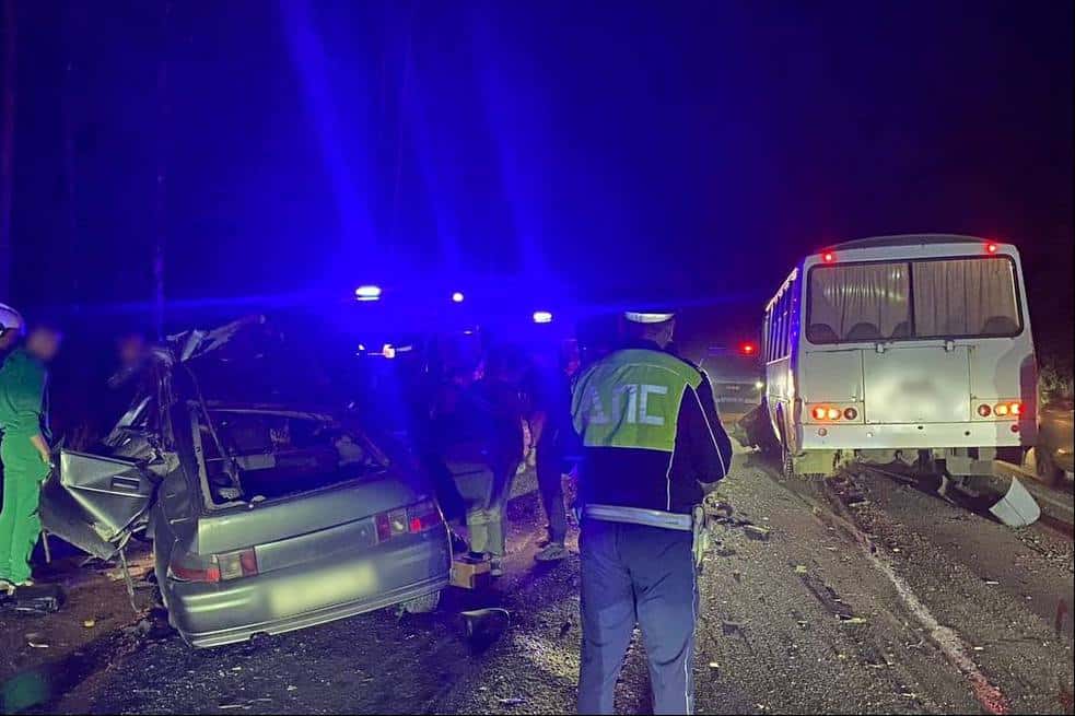 В Первоуральске столкнулись автомобиль и автобус с пассажирами: двое человек погибли
