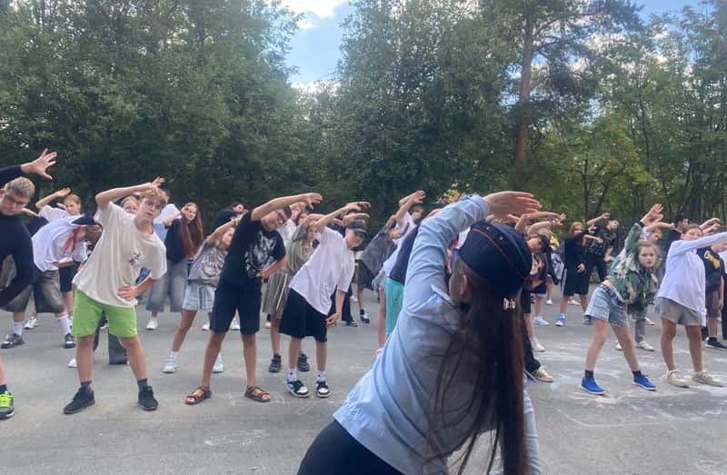 Зарядка, патрульные авто и советы ГИБДД: день с полицией в детском лагере