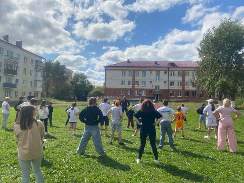 Зарядка, ПДД и борьба с мошенниками: день с полицией в «Росинке»