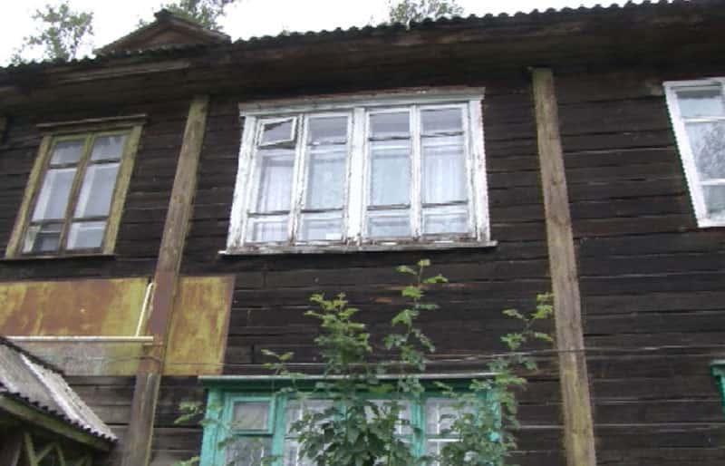 «Дом рушится, а переселения нет»: как живут люди в аварийной двухэтажке Первоуральска