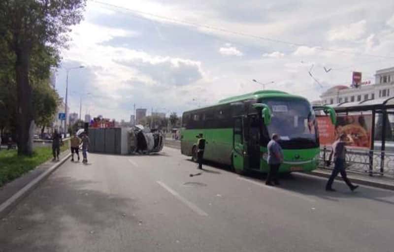 Рейсовый автобус «Екатеринбург — Первоуральск» попал в серьёзное ДТП