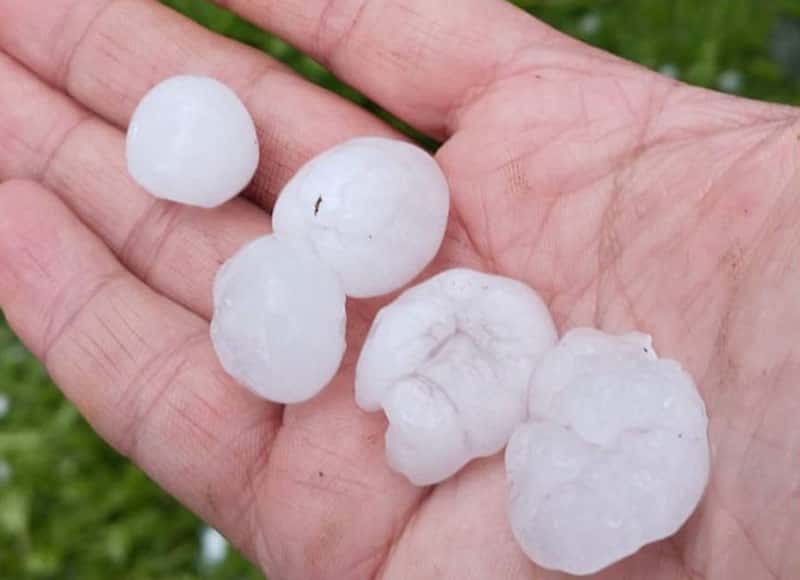 Сильная гроза в Билимбае: перепелиный град изрешетил крыши и оставил без света