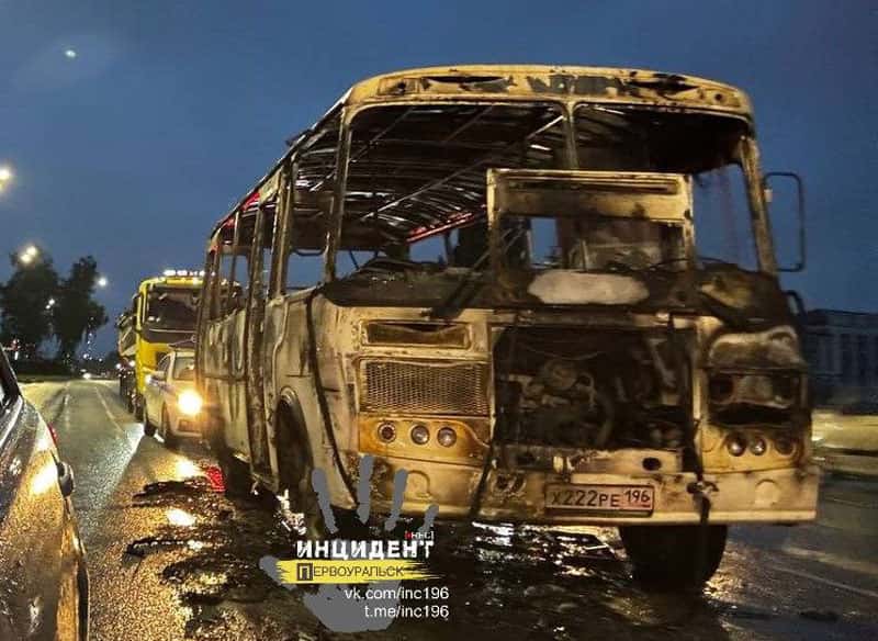 Пожар в Первоуральске: автобус сгорел на перекрёстке Урицкого и Ленина