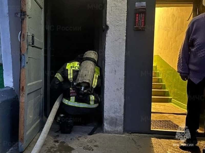 Ночная тревога в Первоуральске: жильцы пятиэтажки сами выбежали из горящего дома