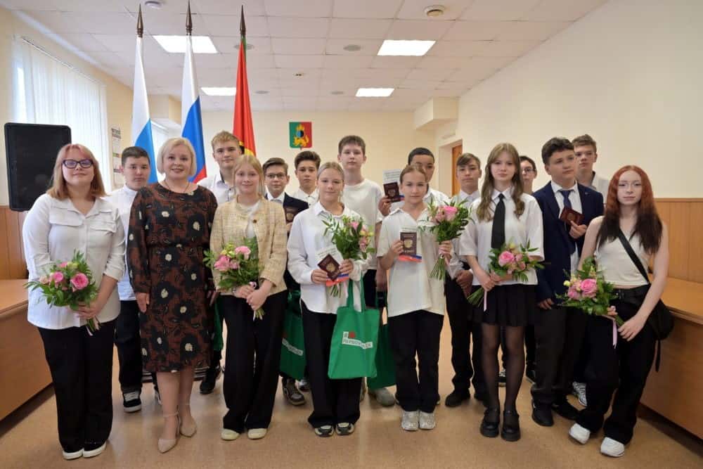 «Первый взрослый документ»: в Первоуральске 16 подростков получили паспорта ко Дню флага