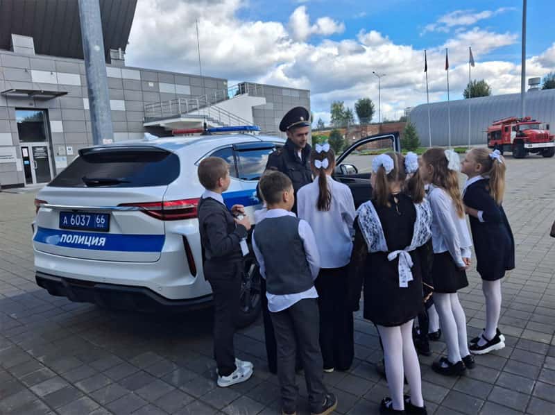 В Первоуральске сотрудники полиции провели занятие для школьников на фестивале „Город профи“