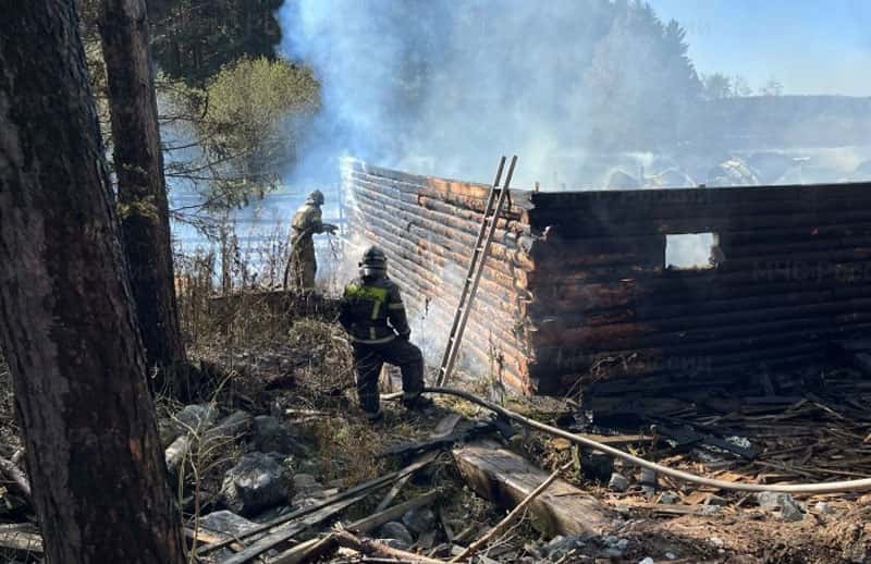Сильный пожар на базе отдыха: пожарные боролись с огнём более пяти часов