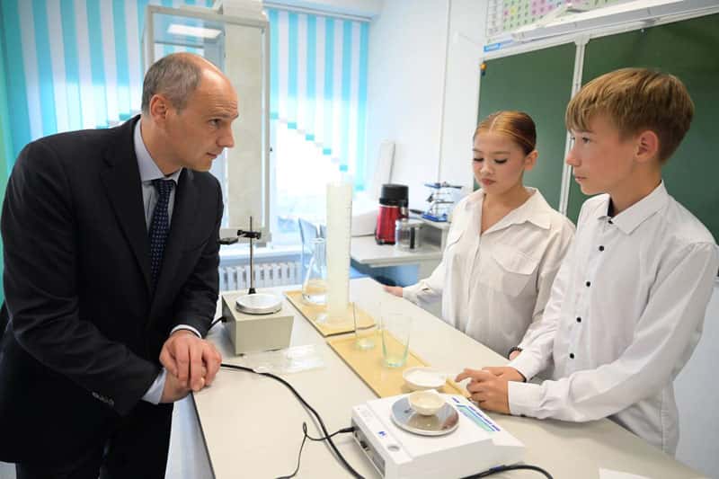 Средняя школа №12 в Первоуральске после капитального ремонта: губернатор Денис Паслер посетил учебное заведение