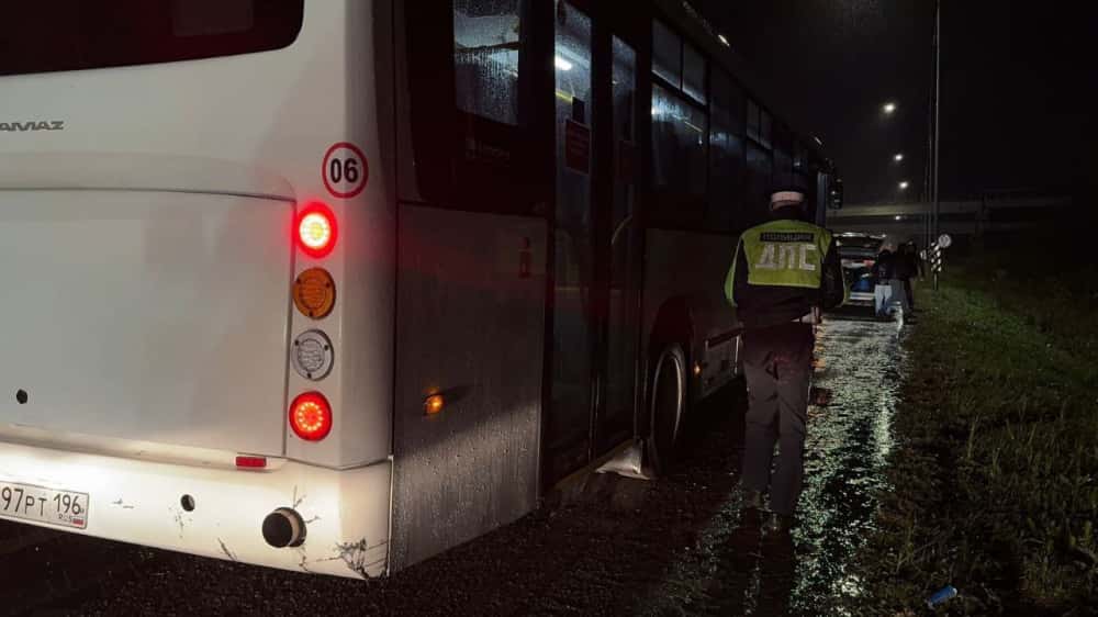 Автобус с рабочими и легковушка столкнулись возле Первоуральска. Видео 