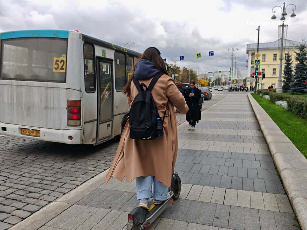 В Первоуральске автомобиль сбил 15-летнюю самокатчицу на пешеходном переходе