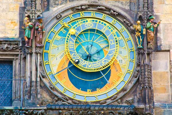 Таронумеролог предупредила знаки зодиака о резких переменах в жизни — кому повезёт, а кому лучше затаиться