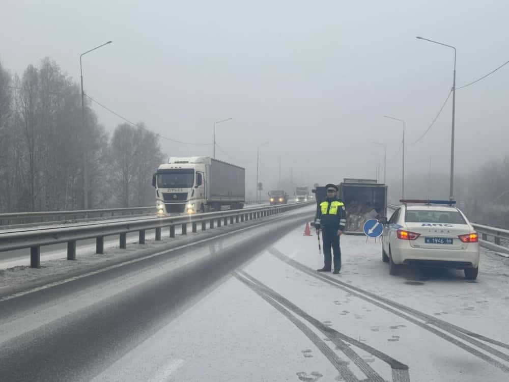 Фура легла на бок: под Екатеринбургом перекрыли трассу после ДТП — проехать можно через Первоуральск
