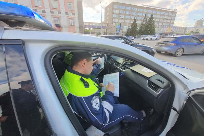 Автобус с рабочими съехал в кювет под Первоуральском: одна женщина пострадала при ДТП