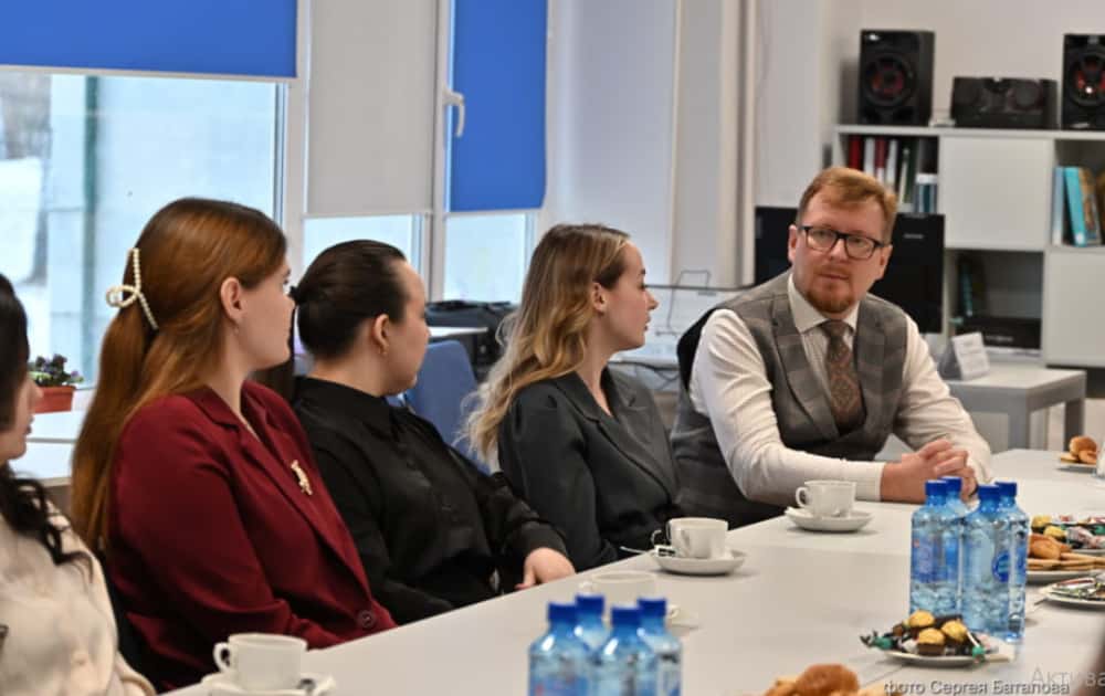 Игорь Кабец встретился с молодыми педагогами Первоуральска, чтобы обсудить будущее школ