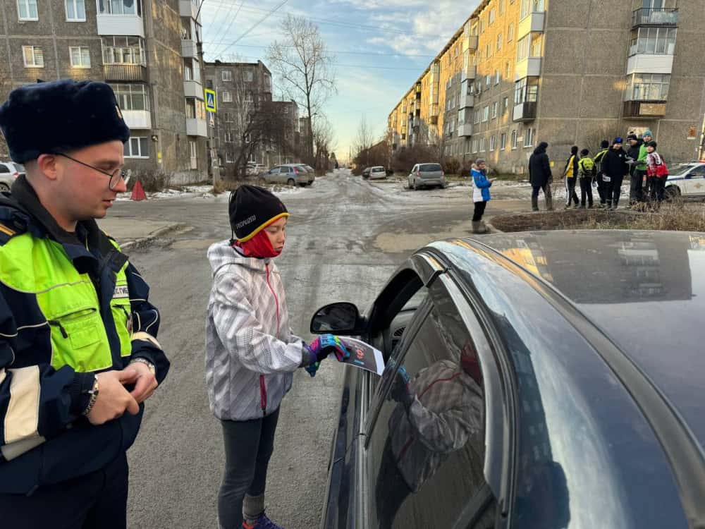 ГИБДД и юные Первоуральцы напомнили о безопасности на дорогах