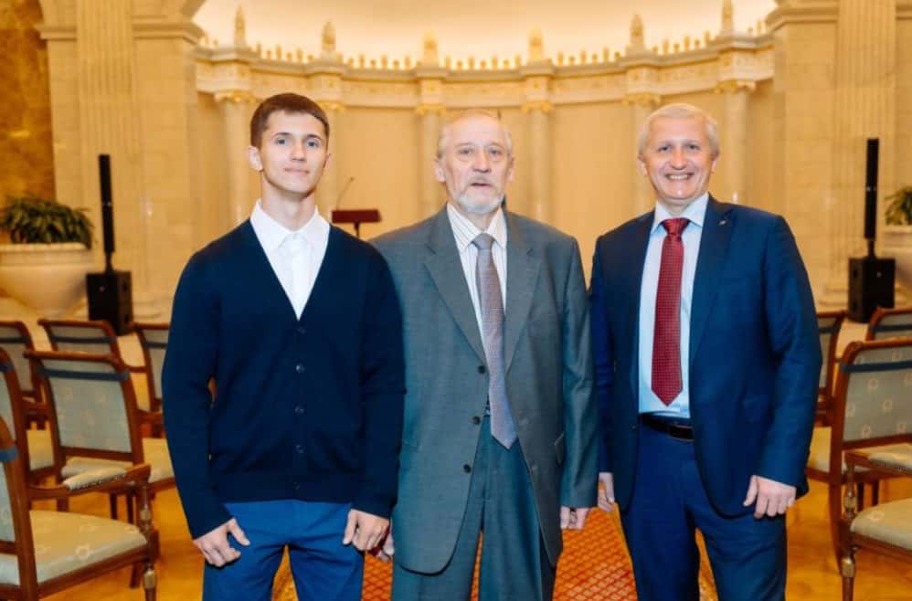 Волонтер из Первоуральска получил премию #МыВместе из рук губернатора Паслера