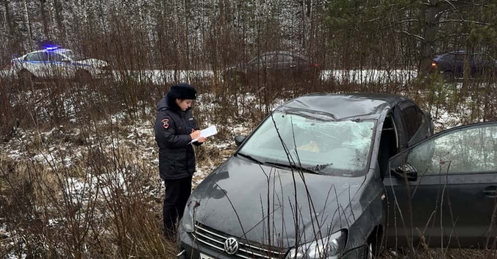 В Свердловской области водитель потеряла управление, машина ушла в кювет: подробности