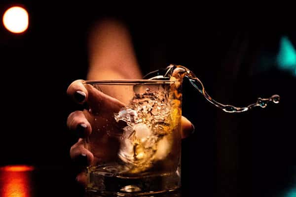 Соджу маскирует риски: эксперт из "Алкомед" рассказал о вреде модного корейского алкоголя