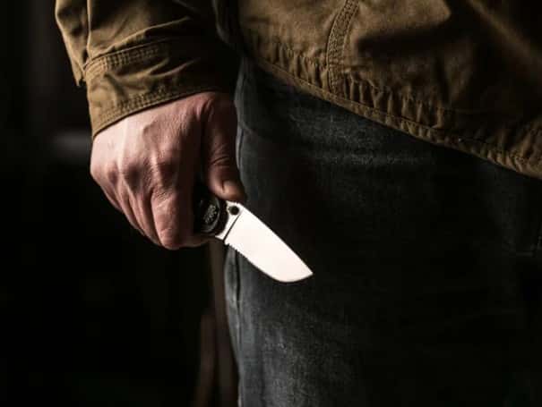 Уголовное дело в Свердловской области: мужчина с ножом угрожал стражам порядка