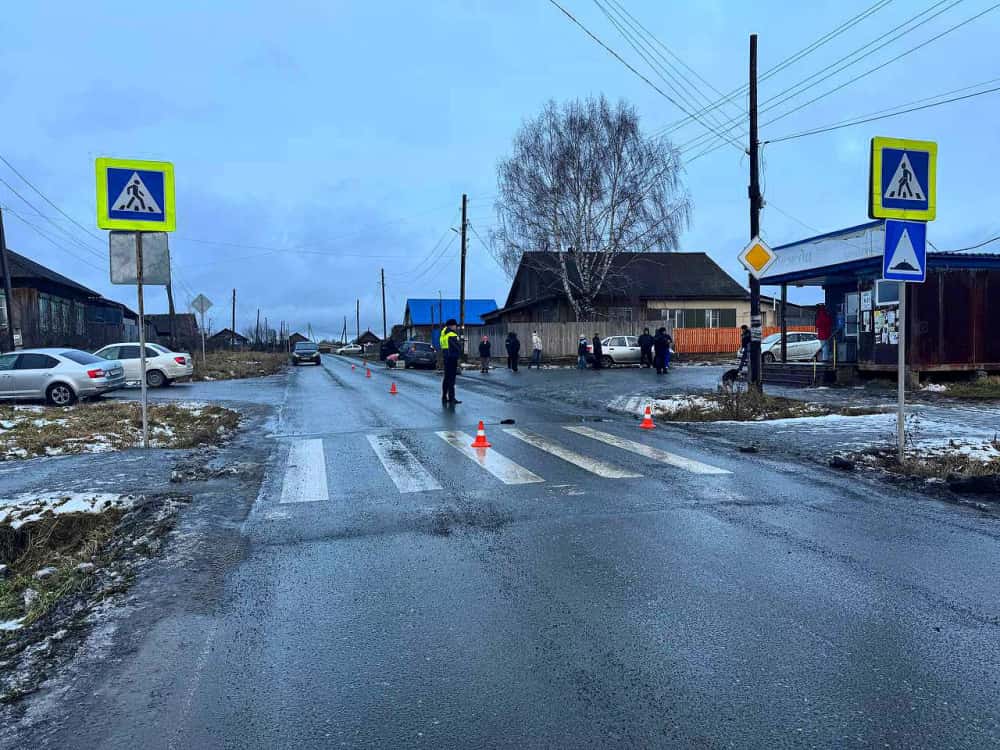 Смертельный наезд на школьницу в Новоуткинске: водитель разговаривал с пассажиром в момент удара