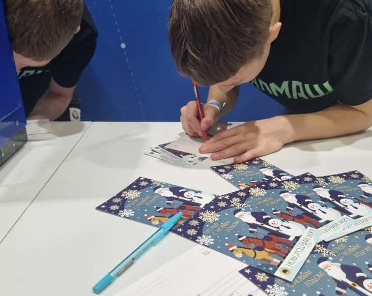 ГИБДД сыграла с детьми в волейбол и провела урок ПДД: как прошёл «Новогодний мяч» с участием ребят из Первоуральска