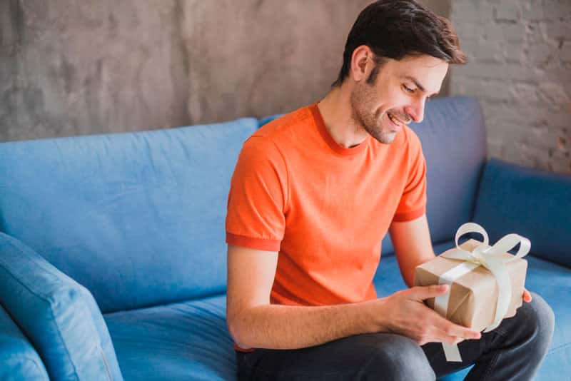 В подарок вплетается душа: психолог объяснила, почему хэндмейд-сюрпризы ценнее магазинных