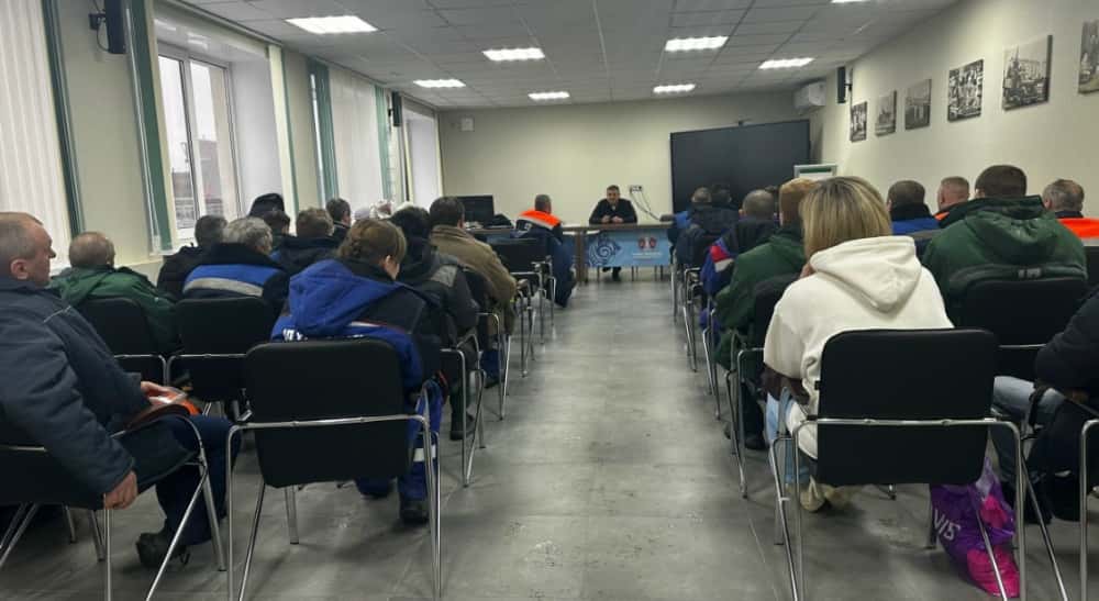 «Никогда не сообщайте коды из СМС»: как полиция Первоуральска учит коллективы завода «Хромпик» противостоять мошенникам