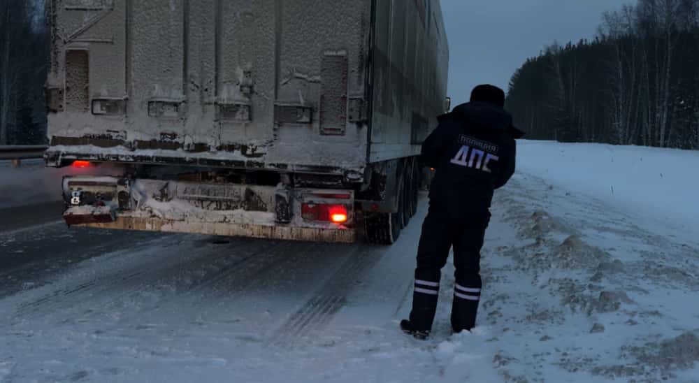 «Двое детей в салоне»: грузовик с молоком из Москвы врезался в машину, стоявшую в пробке под Первоуральском