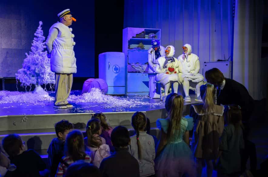 «Атмосфера сказки» для 7,8 тыс. детей: ПНТЗ организовал новогодние ёлки и подарки для подопечных из Первоуральска