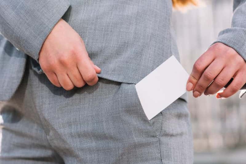 Подарок учителю дороже 3 тысяч — взятка: что грозит родителям на 8 Марта