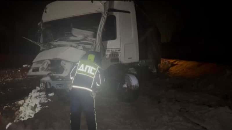 На трассе М-12 под Первоуральском столкнулись три грузовика