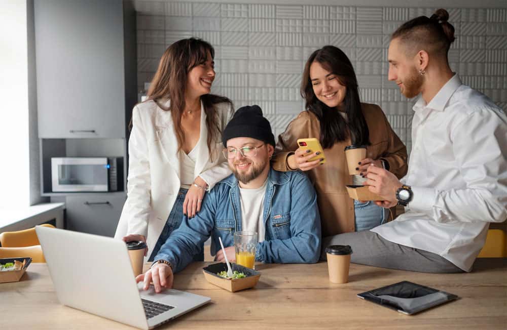 Швеи получают до 200 тысяч: эксперт рассказал, куда идти работать девушкам