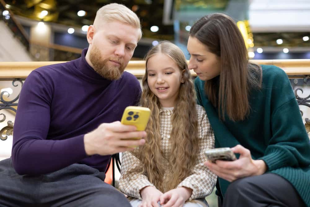 Мужчины выбрали ноутбуки, женщины — умные часы: статистика предпраздничных покупок