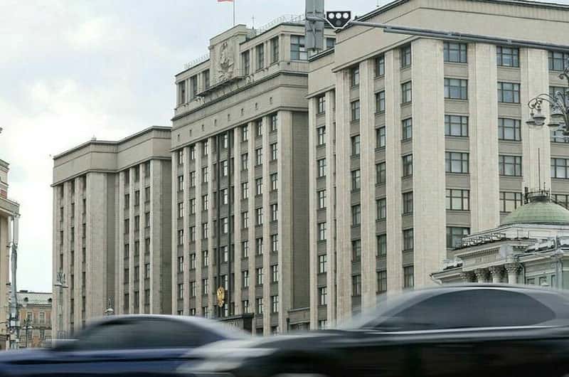 Раз в два года — бесплатно: как хотят поддержать медиков и педагогов