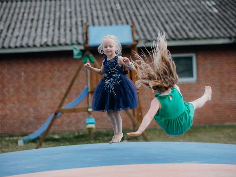 Ребёнок потерял часть пальца на батуте: СК квалифицировал как небезопасные услуги