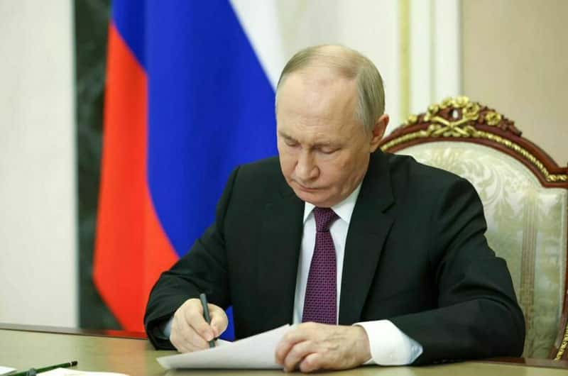 Владимир Путин наградил девять выдающихся жителей Свердловской области