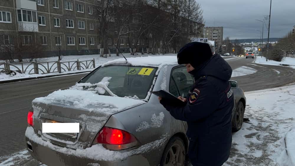 В Первоуральске водитель с 7 месяцами стажа сбила пешехода на светофоре