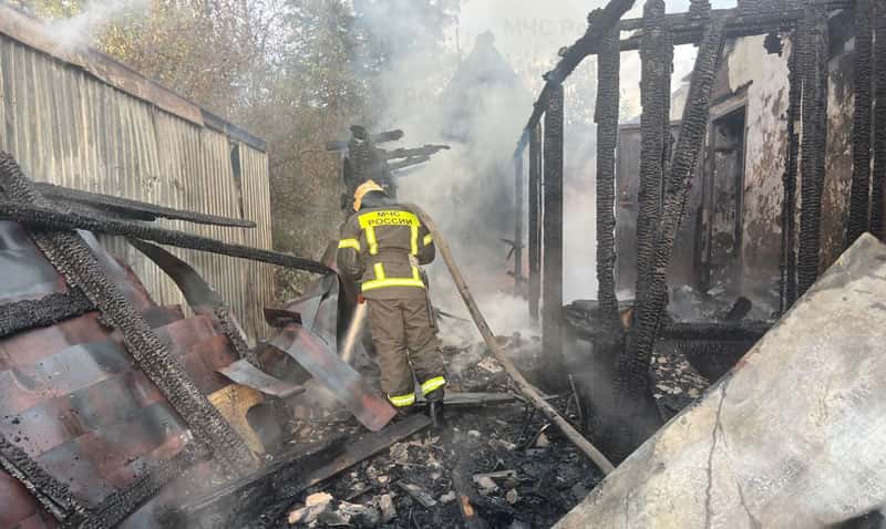 Ночной пожар в СНТ под Серовым: погиб человек, сгорели постройки на 72 квадратах