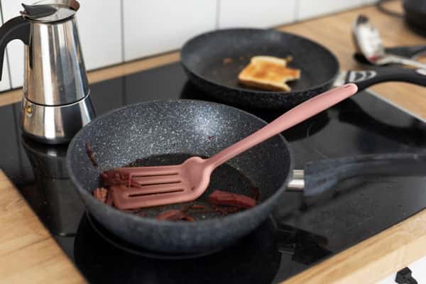 Чугунная сковорода живёт вечно, если не делать эту ошибку: вода — враг, мыло — убийца