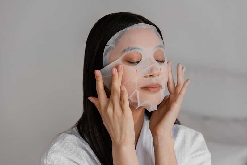 15 минут лёжа после нанесения крема творят чудеса: активные компоненты работают, пока вы расслаблены