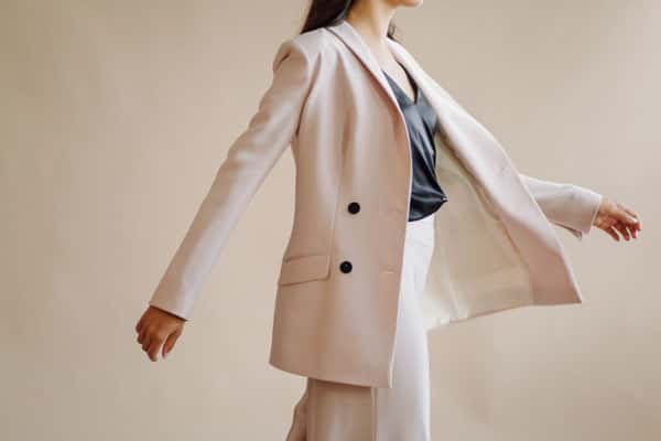 Оверсайз уходит в прошлое: стилисты назвали главные тренды весны 2026 — приталенный силуэт и сверкающие фактуры