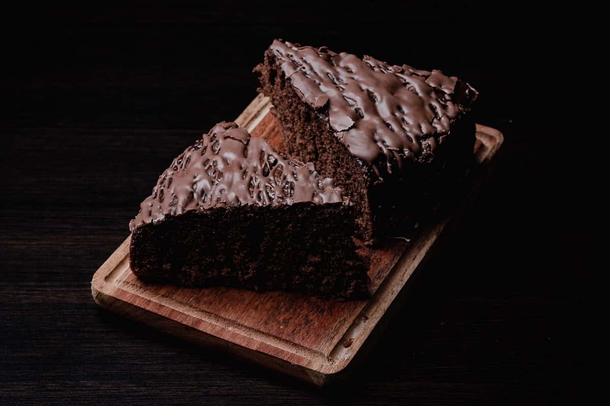 Всего 35 минут в духовке — и шоколадный пирог готов: мягкий, влажный и пахнет так, что сбегаются соседи