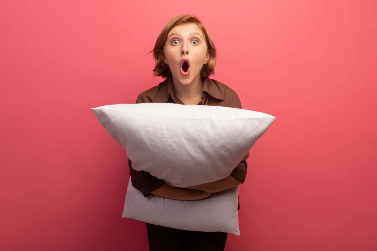 Моя наволочка-метёлка работает лучше влажной тряпки: объясняю, почему сухая ткань с электростатикой выигрывает