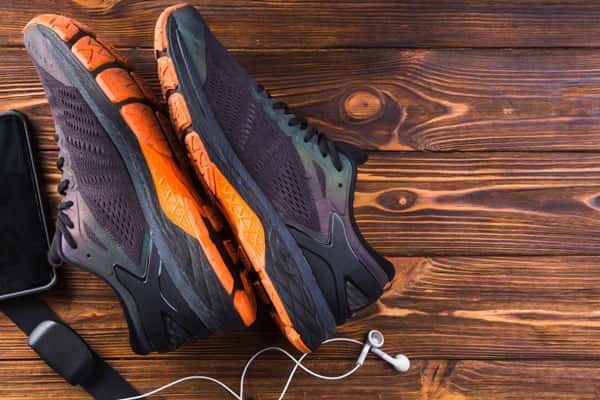 Вместо тисков — резинки, вместо мастерской — кухонный стол: как я отремонтировал обувь за 99 рублей