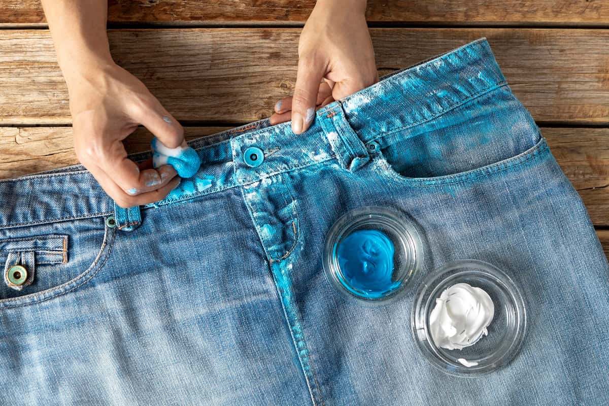 Я сразу применил этот трюк к джинсам: пятно от травы исчезло за 3 минуты — секрет в аптечном пузырьке