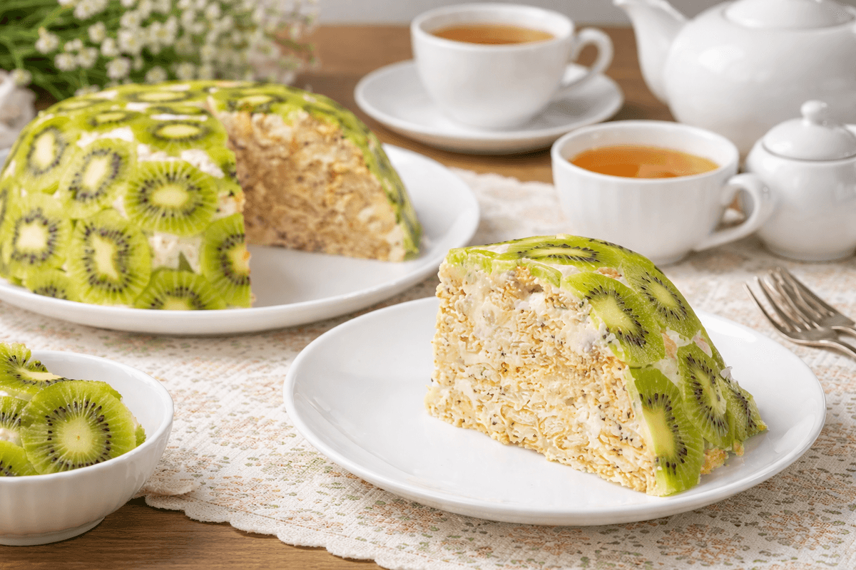 Я сразу влюбился в этот ленивый десерт: киви, сгущенка и крекеры-рыбка — и никакой духовки