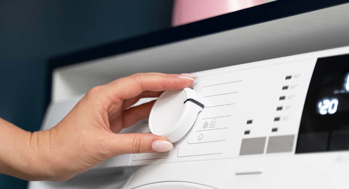 Умные хозяйки кидают в стиралку простой пакет: сначала кажется странно, но вещи становятся как новые